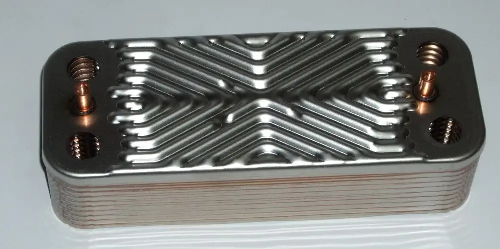 Wärmetauscher von Daikin mit mehreren Anschlüssen, gewellter Oberfläche zur Wärmeübertragung und kompaktem Design für Heizungsanwendungen.